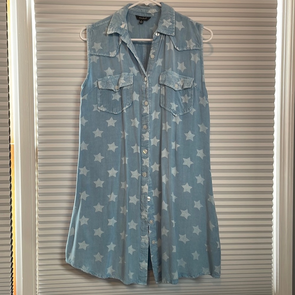 Shirt dress, denim color, star print.